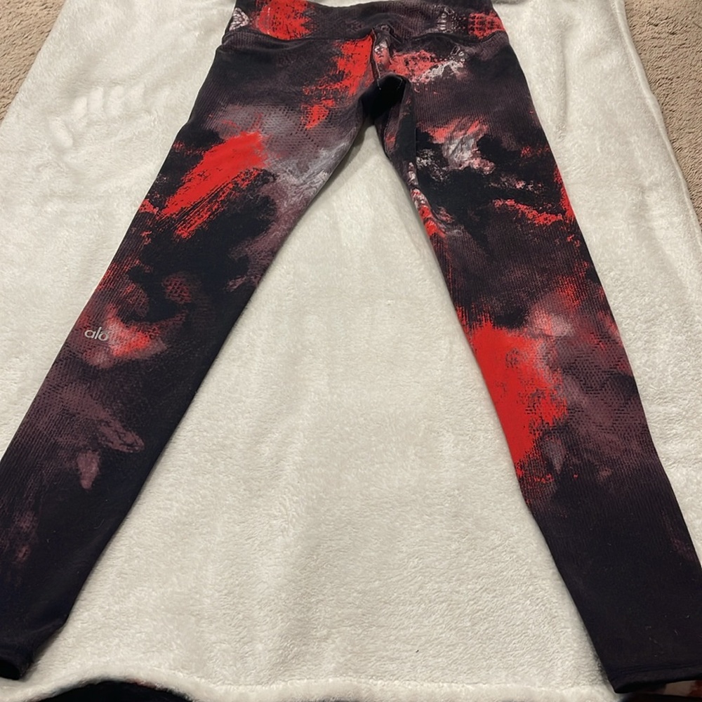 Alo Stylish Red and Black Abstract Leggings - Picture 9 of 9